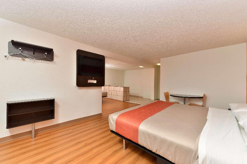 Motel 6 Fort Worth, TX - Downtown East image