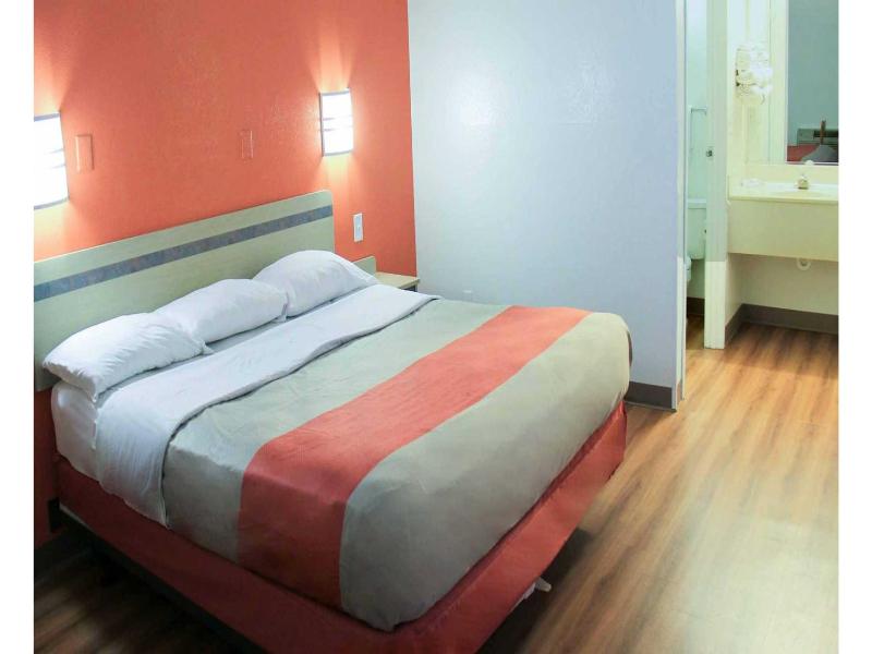 Motel 6 Enfield, Ct - Hartford image