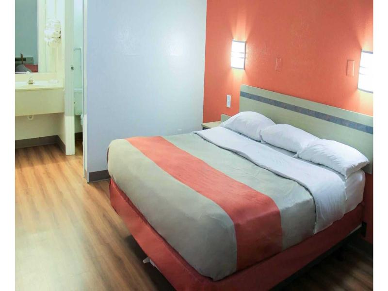 Motel 6 Enfield, Ct - Hartford image