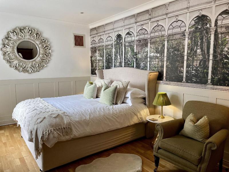 Burleigh Court image