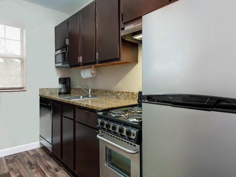 Towneplace Suites By Marriott Savannah Midtown image