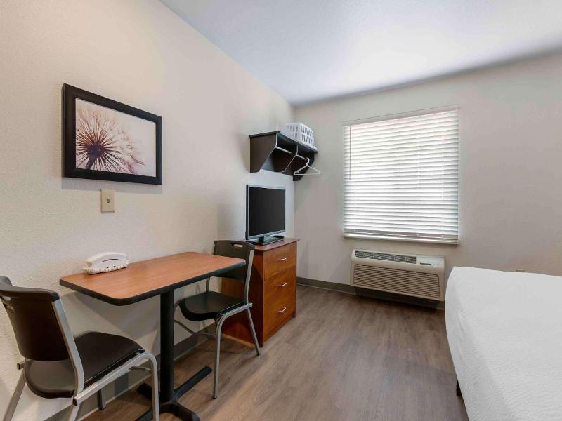 Woodspring Suites El Paso Airport image