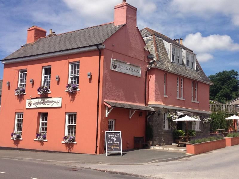 Rose & Crown image