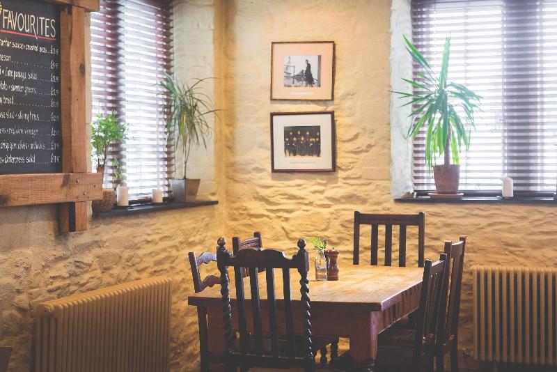 Rose & Crown image