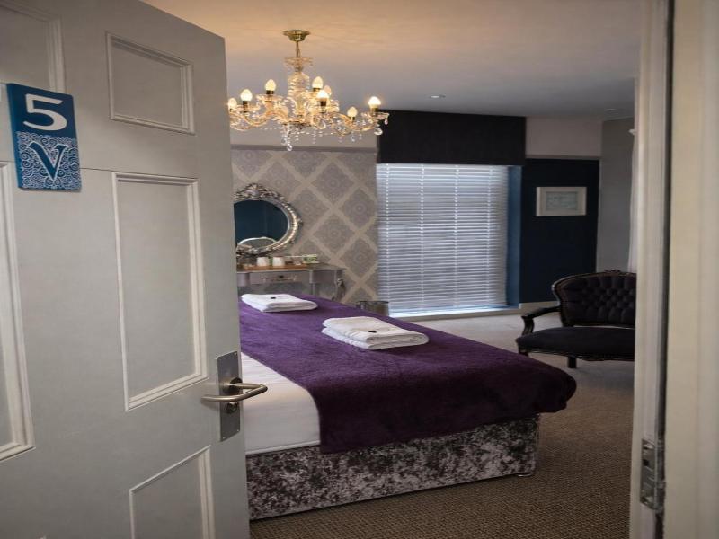 The Crescent Victoria Hotel image