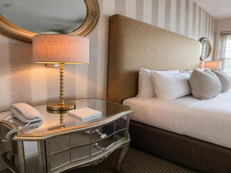 The Crescent Victoria Hotel image