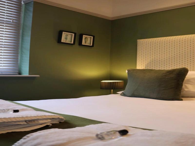 The Crescent Victoria Hotel image