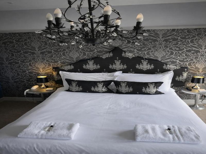 The Crescent Victoria Hotel image