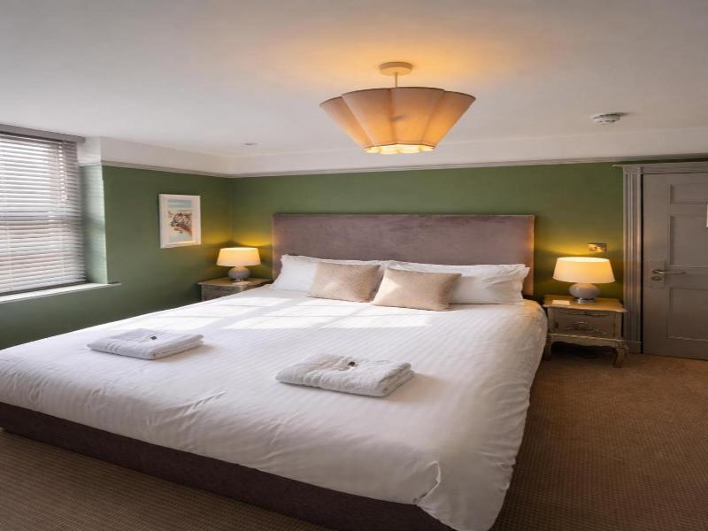 The Crescent Victoria Hotel image