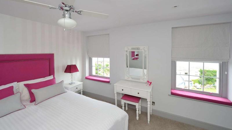 The Crescent Victoria Hotel image
