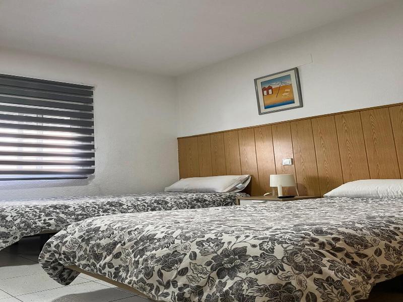 Hostal Avenida 57 image