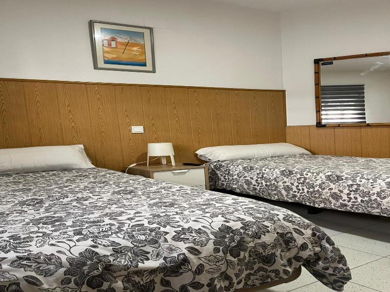 Hostal Avenida 57 image
