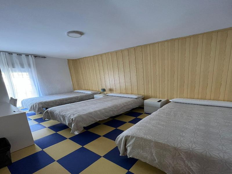 Hostal Avenida 57 image