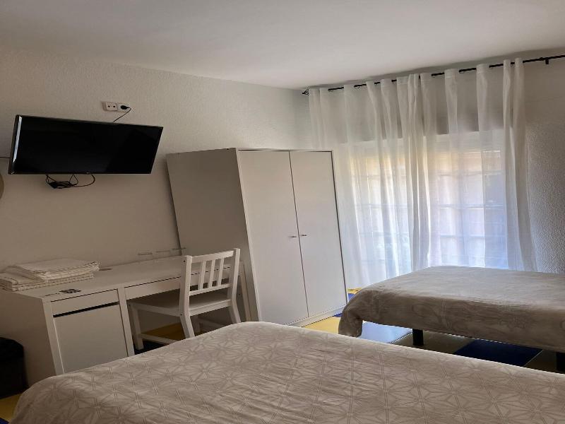 Hostal Avenida 57 image