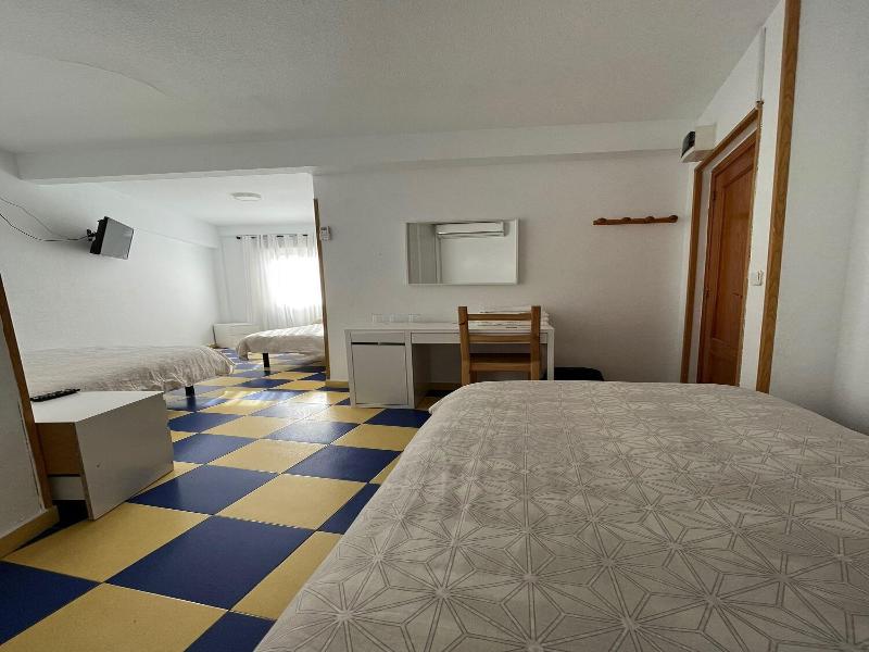Hostal Avenida 57 image