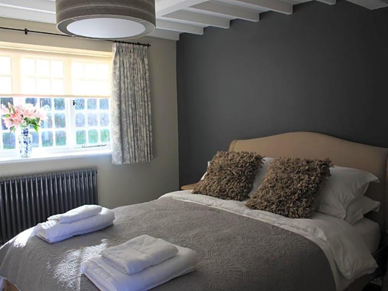 The Three Horseshoes Warham image
