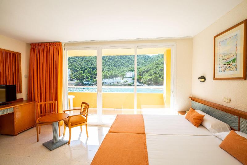 Playa Dorada At Cala Llonga Resort image