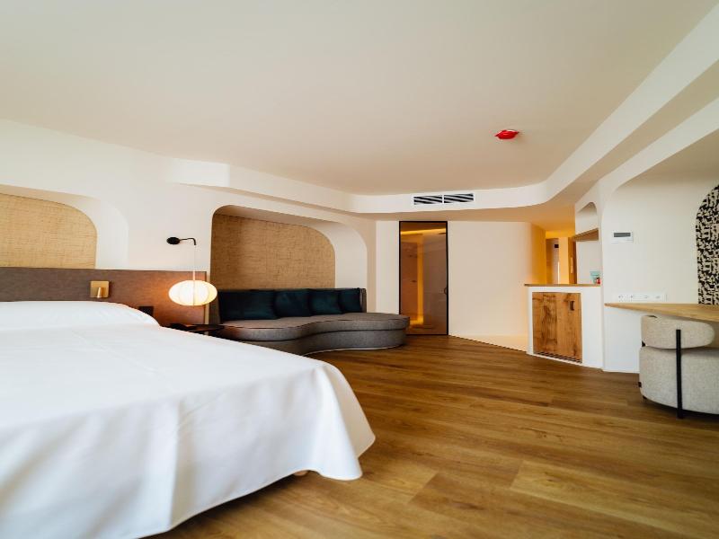 El Hotel Pacha – Includes entrance to Pacha Club image