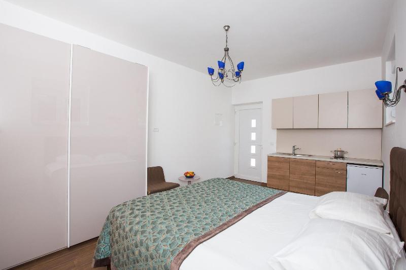 Aida Apartments And Rooms image