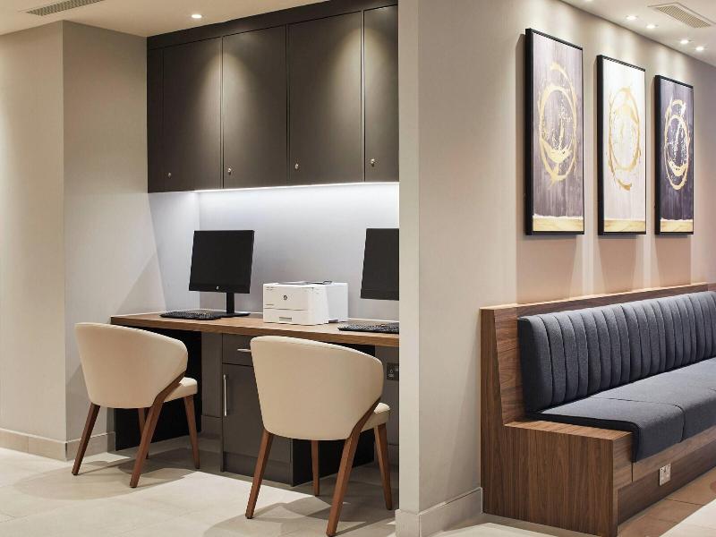 Courtyard By Marriott London Heathrow Airport image