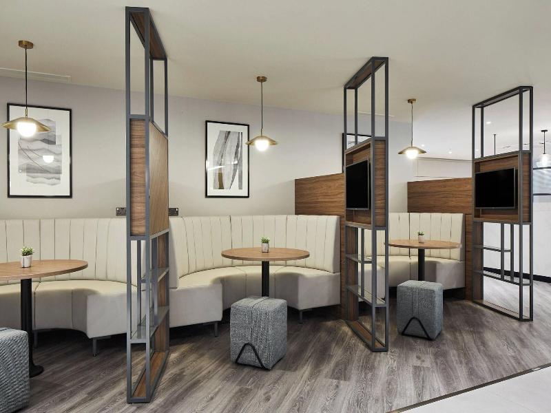 Courtyard By Marriott London Heathrow Airport image