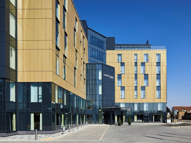 Courtyard By Marriott London Heathrow Airport image