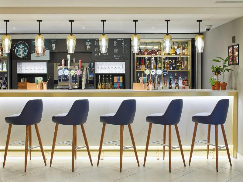 Courtyard By Marriott London Heathrow Airport image