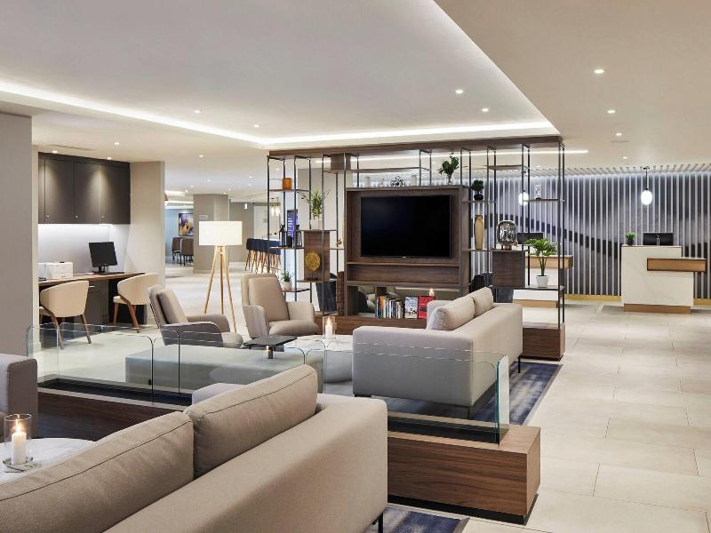 Courtyard By Marriott London Heathrow Airport image