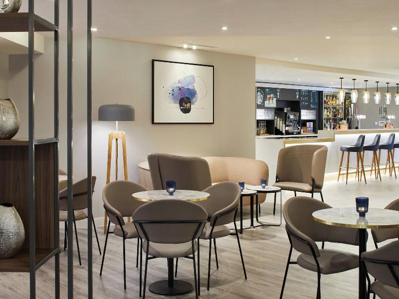 Courtyard By Marriott London Heathrow Airport image