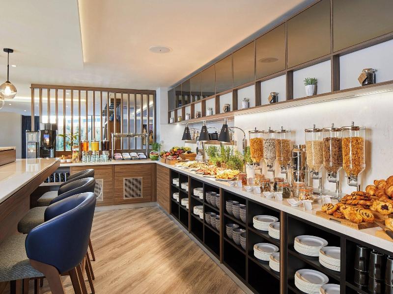 Courtyard By Marriott London Heathrow Airport image