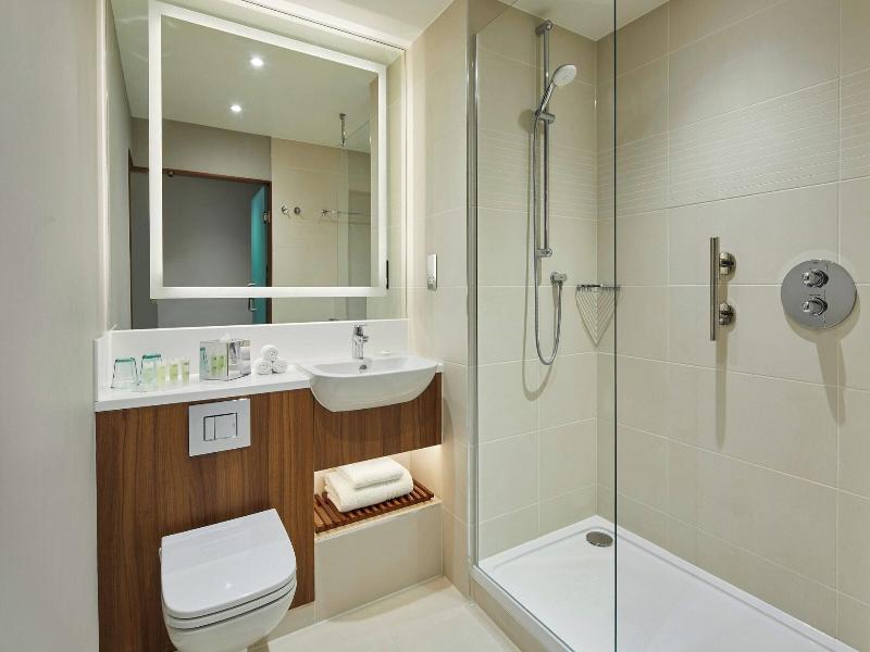 Courtyard By Marriott London Heathrow Airport image