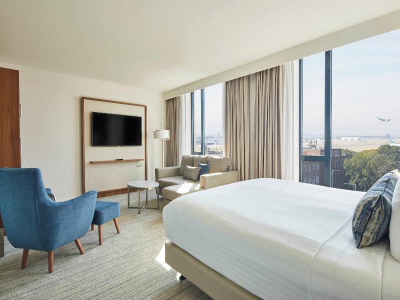 Courtyard By Marriott London Heathrow Airport image