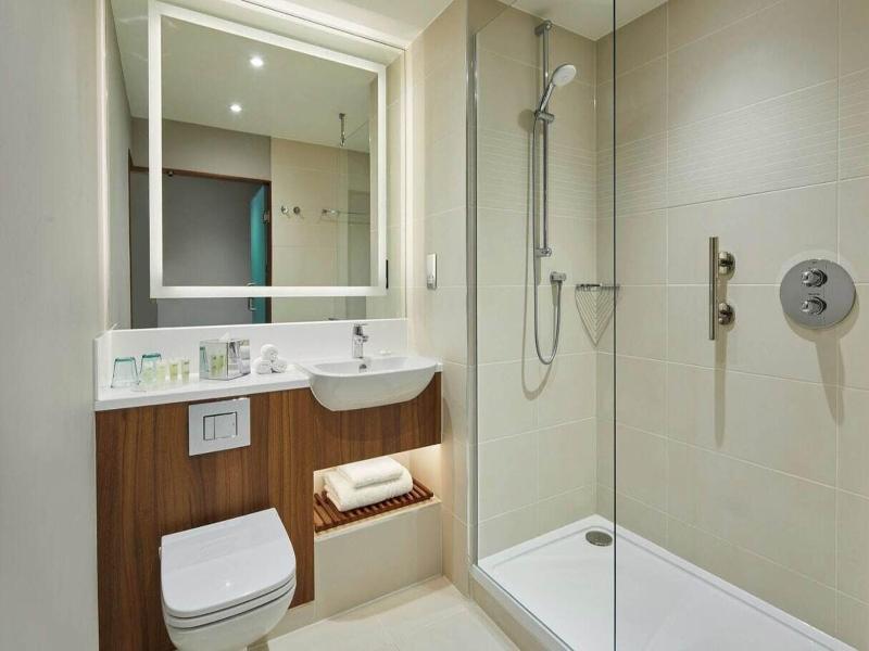 Courtyard By Marriott London Heathrow Airport image