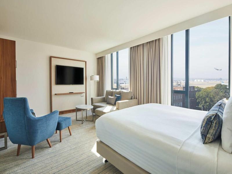 Courtyard By Marriott London Heathrow Airport image
