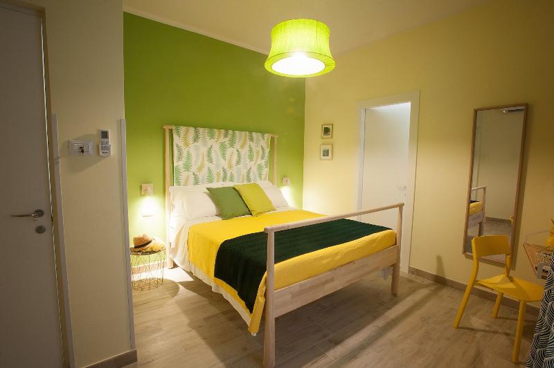 6thLand - Rent Rooms  La Spezia image