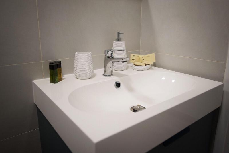 6thLand - Rent Rooms  La Spezia image