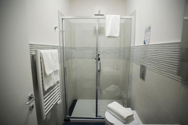6thLand - Rent Rooms  La Spezia image