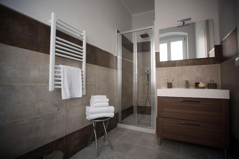 6thLand - Rent Rooms  La Spezia image