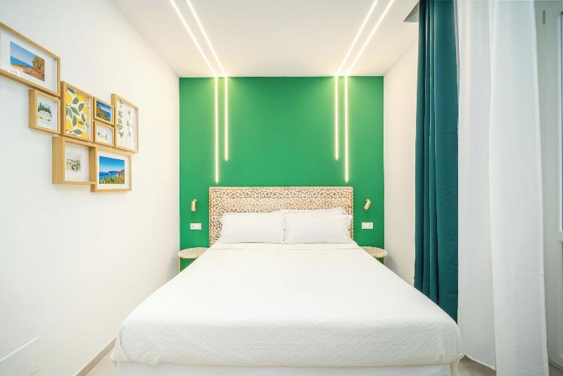 6thLand - Rent Rooms  La Spezia image