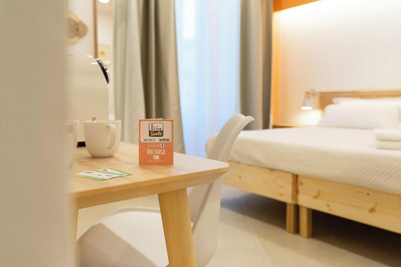 6thLand - Rent Rooms  La Spezia image