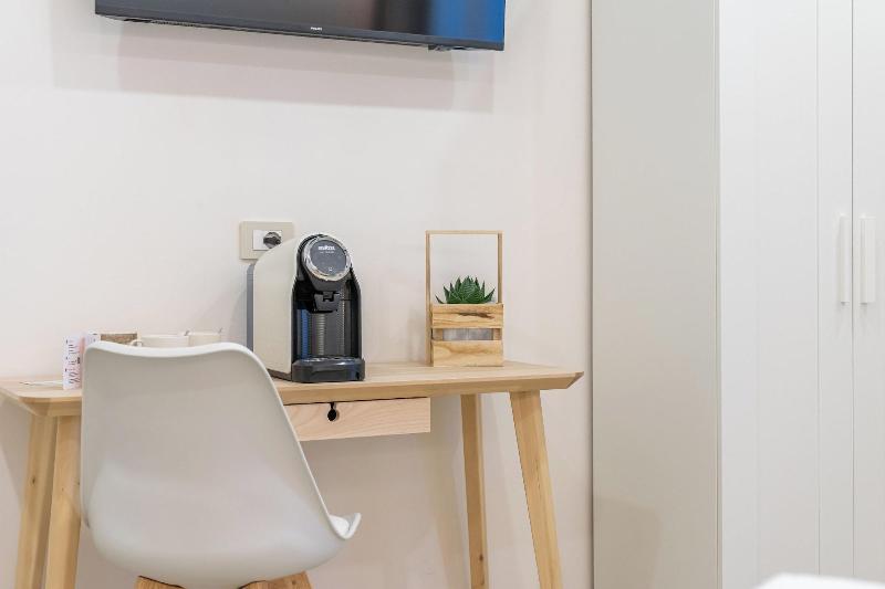 6thLand - Rent Rooms  La Spezia image