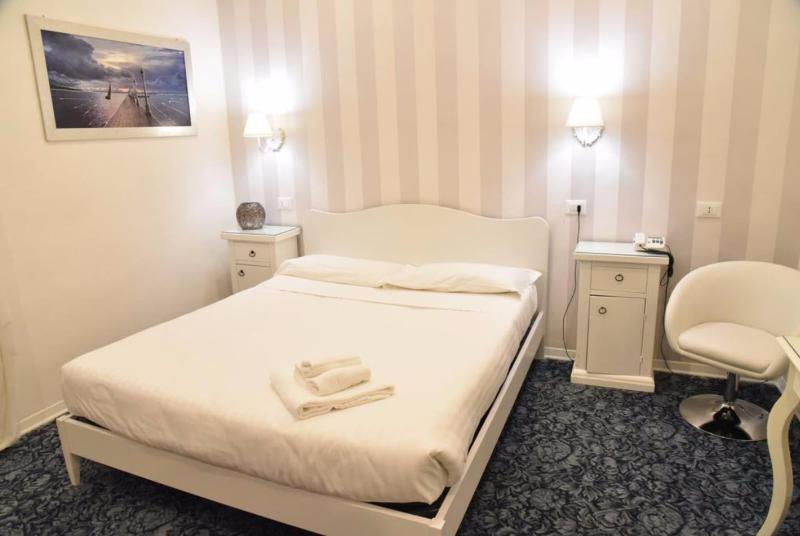 Hotel Moderno image
