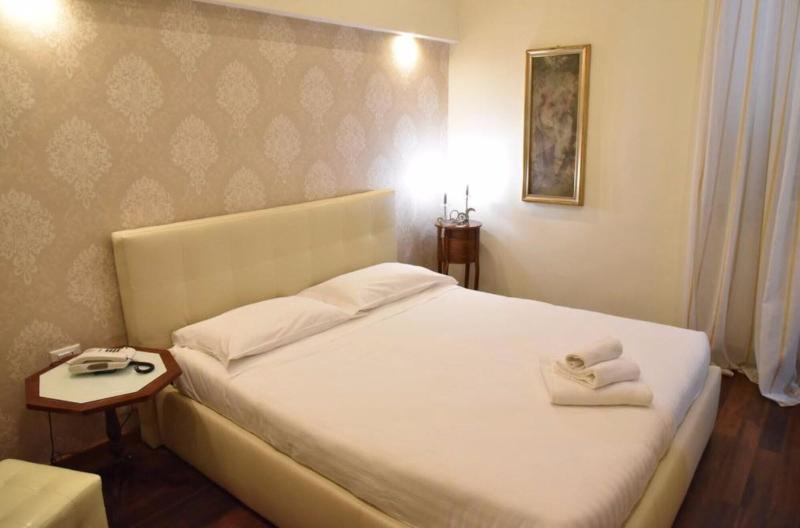 Hotel Moderno image