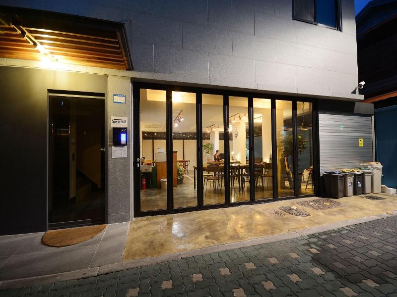 Sunny Hill Hostel Hongdae image