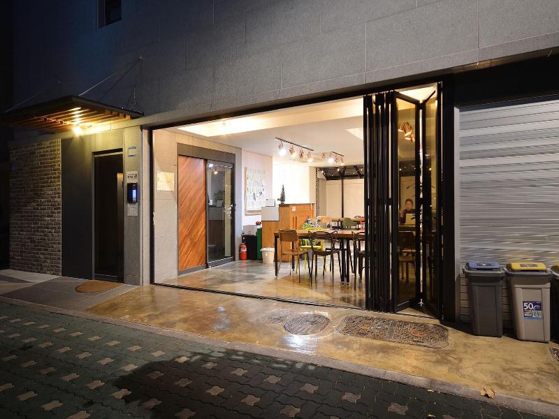 Sunny Hill Hostel Hongdae image