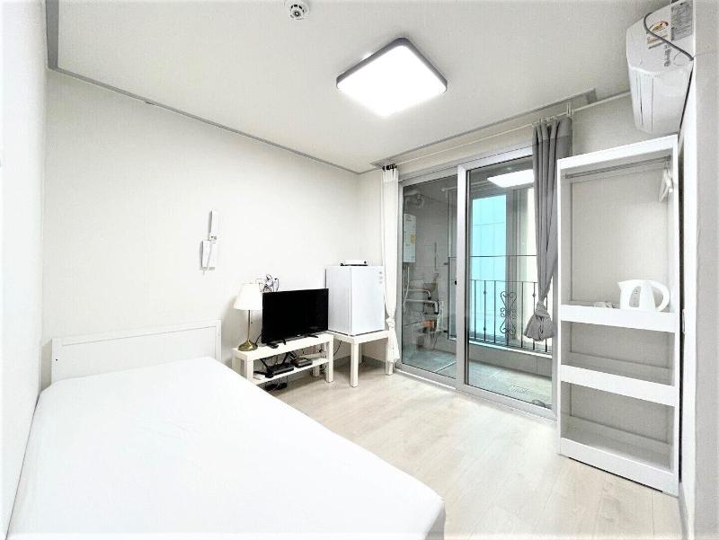 W Premium Airport Guesthouse image