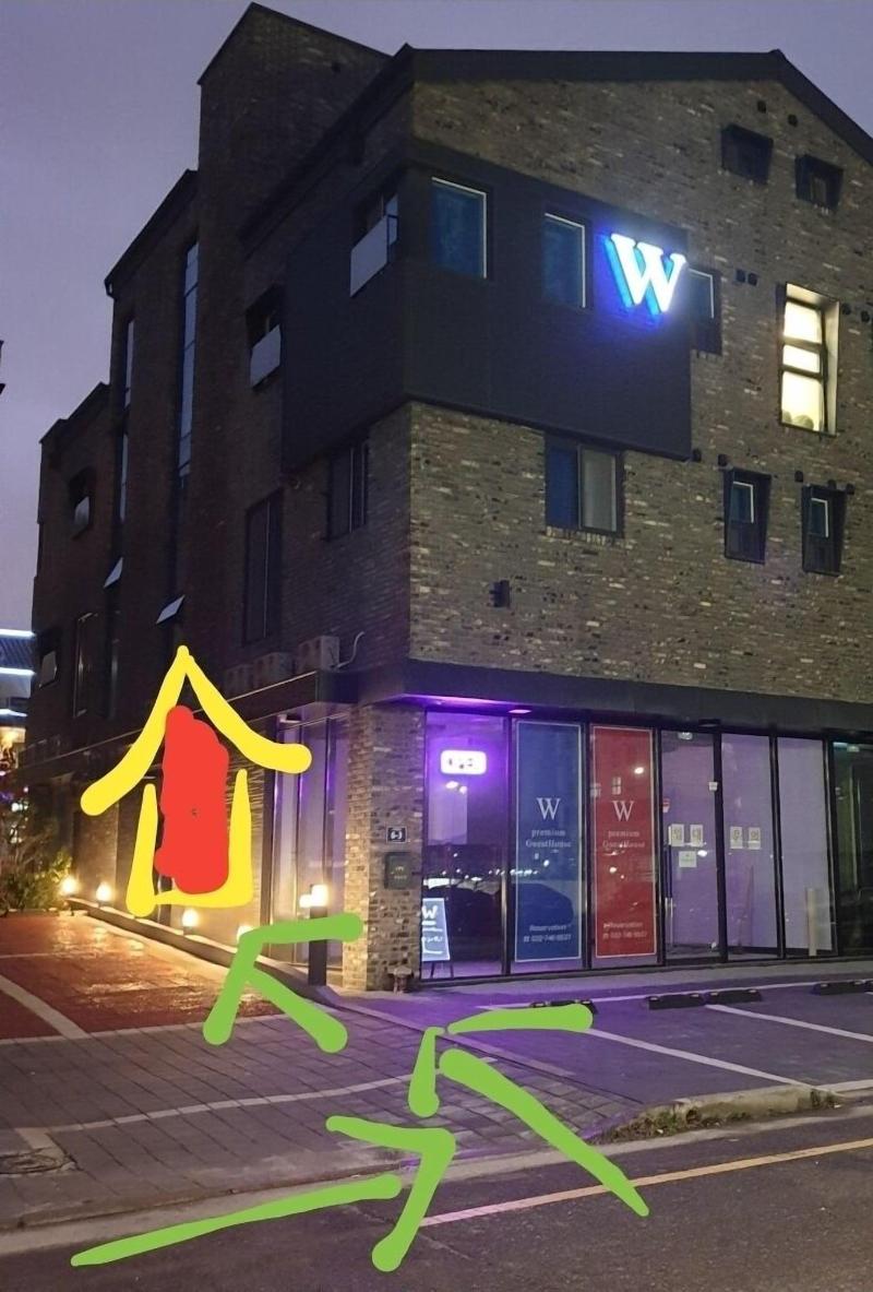 W Premium Airport Guesthouse image