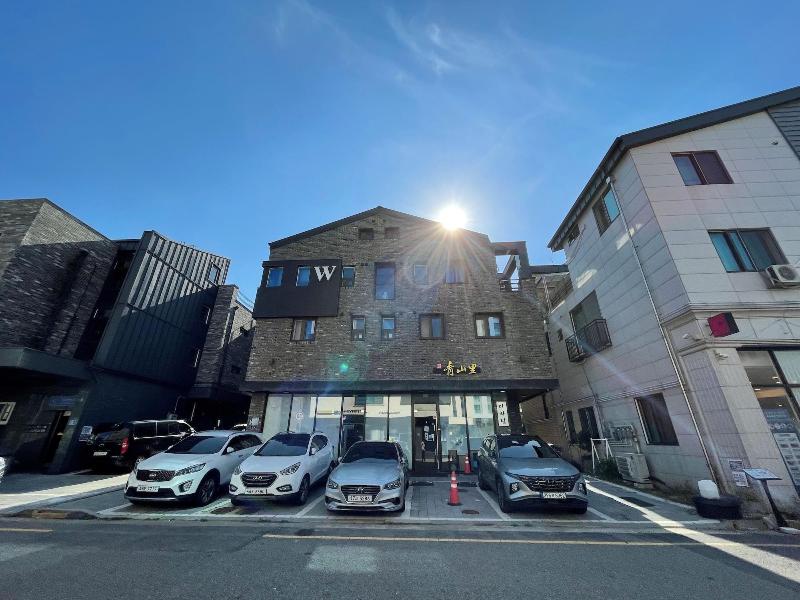 W Premium Airport Guesthouse image