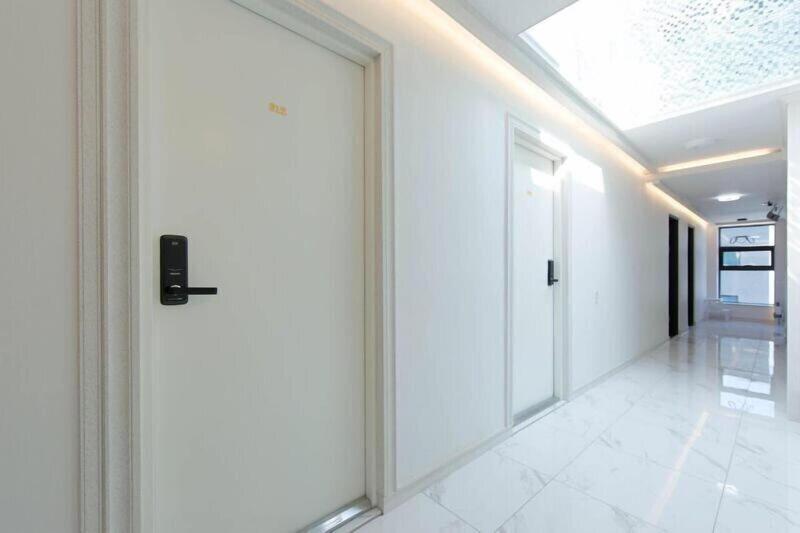 W Premium Airport Guesthouse image