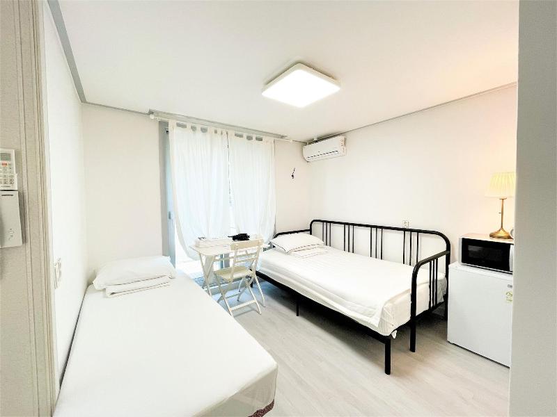 W Premium Airport Guesthouse image